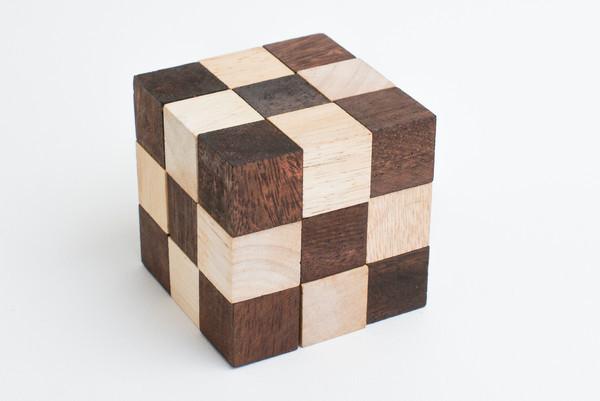 Snake cube (brown) - Wooden Puzzle